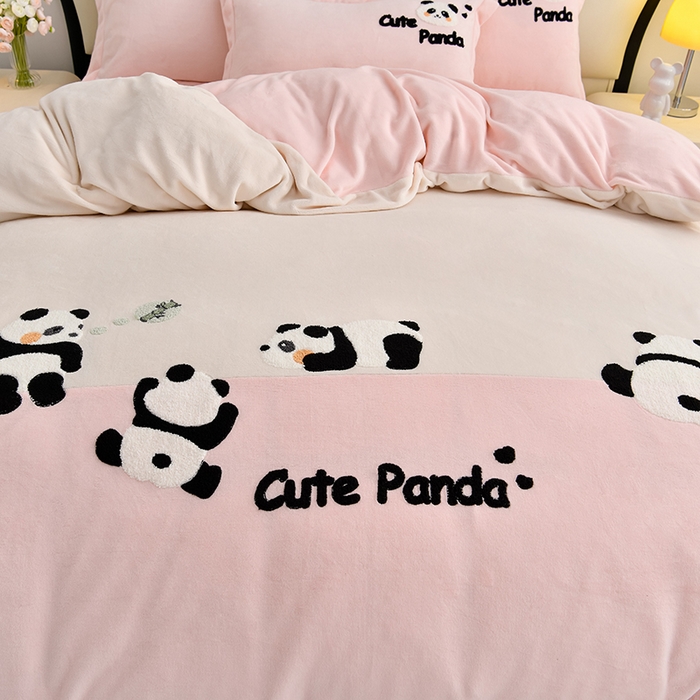 91家纺网 家纺一手货源 找家纺 一左一右 2024秋冬新款全消光高克重保暖加厚卡通拼接毛巾绣花牛奶绒四件套（提供买家秀） 熊猫集会-仲夏粉