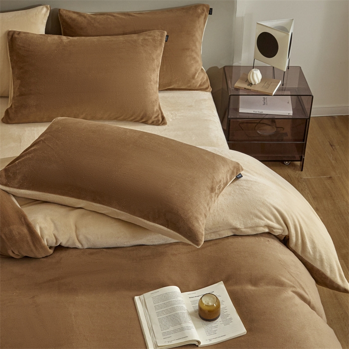 91家纺网 家纺一手货源 找家纺 凡客家居 2024新款A类加厚230克纯色双拼牛奶绒四件套 奶茶咖+奶咖