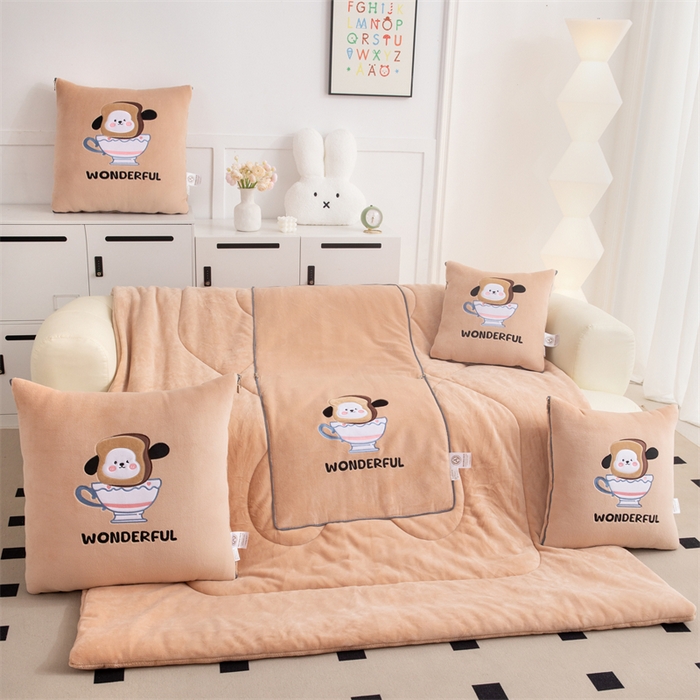 91家纺网 家纺一手货源 找家纺 2024新款牛奶绒动物乐园抱枕被 杯子幼崽