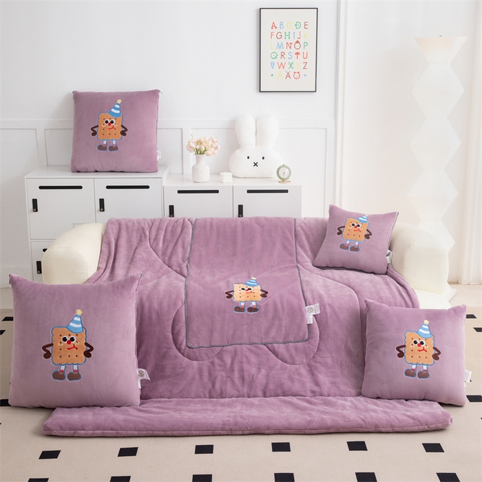 91家纺网 家纺一手货源 找家纺 2024新款牛奶绒动物乐园抱枕被 饼干宝宝