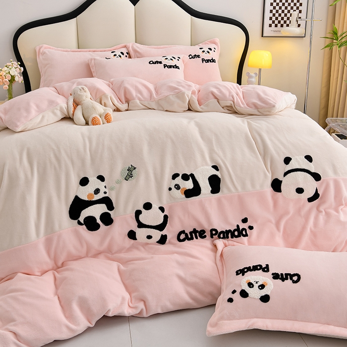 91家纺网 家纺一手货源 找家纺 一左一右 2024秋冬新款全消光高克重保暖加厚卡通拼接毛巾绣花牛奶绒四件套（提供买家秀） 熊猫集会-仲夏粉