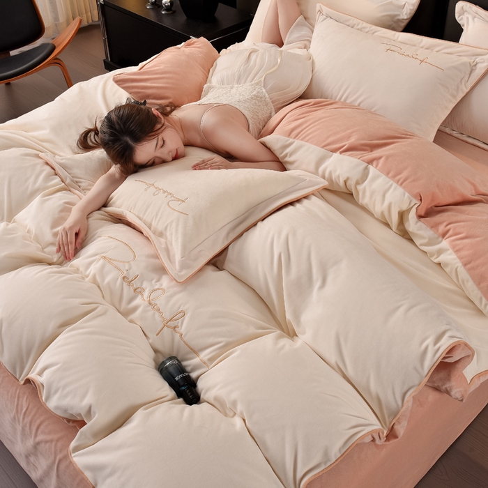 91家纺网 家纺一手货源 找家纺 2024新款A类加厚保暖婴儿绒四件套-洛伊系列 贝壳白+莫兰迪粉