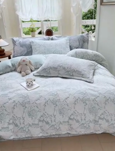 91家纺网 家纺一手货源 找家纺 梦莱斯 2024新款雕花牛奶绒四件套 青艾-青