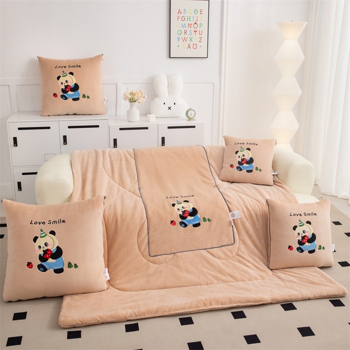 91家纺网 家纺一手货源 找家纺 2024新款牛奶绒动物乐园抱枕被 草莓熊猫