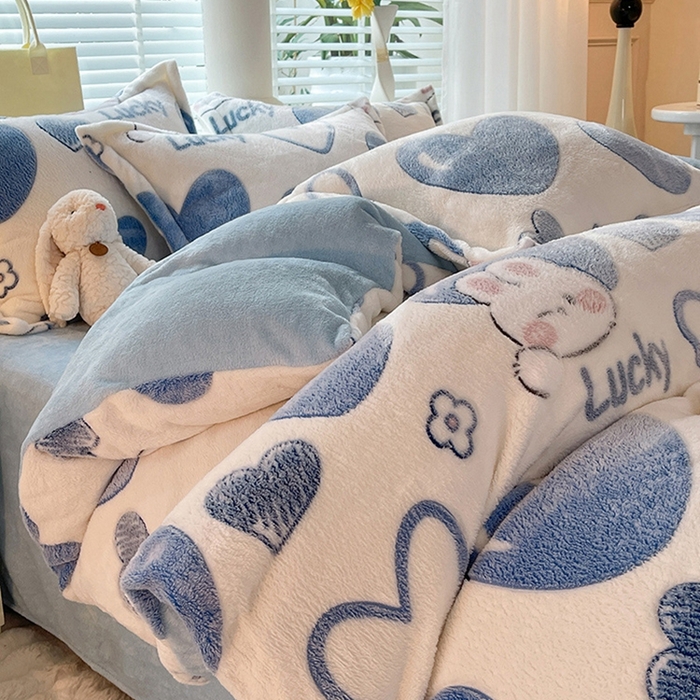 91家纺网 家纺一手货源 找家纺 妖妖家纺 2024新款加厚雪花绒印花单品三件套四件套 蓝心小兔