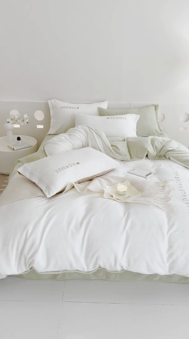 91家纺网 家纺一手货源 找家纺 潘朵拉家纺 2024新款字母绣花纯色系列牛奶绒四件套 穆斯 白+绿