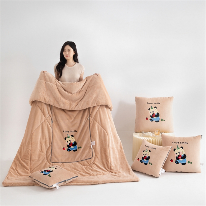 91家纺网 家纺一手货源 找家纺 2024新款牛奶绒动物乐园抱枕被 草莓熊猫