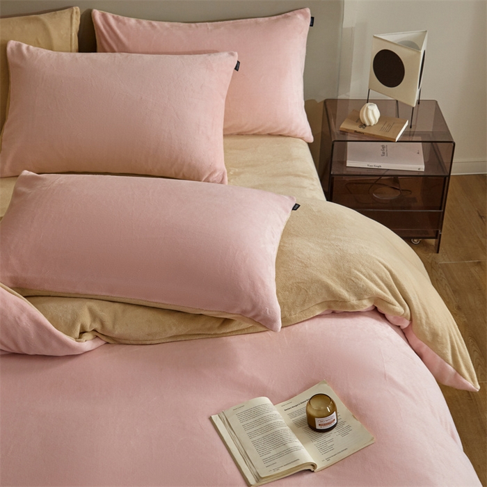 91家纺网 家纺一手货源 找家纺 凡客家居 2024新款A类加厚230克纯色双拼牛奶绒四件套 奶油粉+奶咖