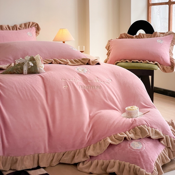 91家纺网 家纺一手货源 找家纺 露梦家纺 2025新款A类双面木耳花边加厚保暖牛奶绒刺绣款四件套-繁花系列（提供买家秀） 繁花-梅子粉