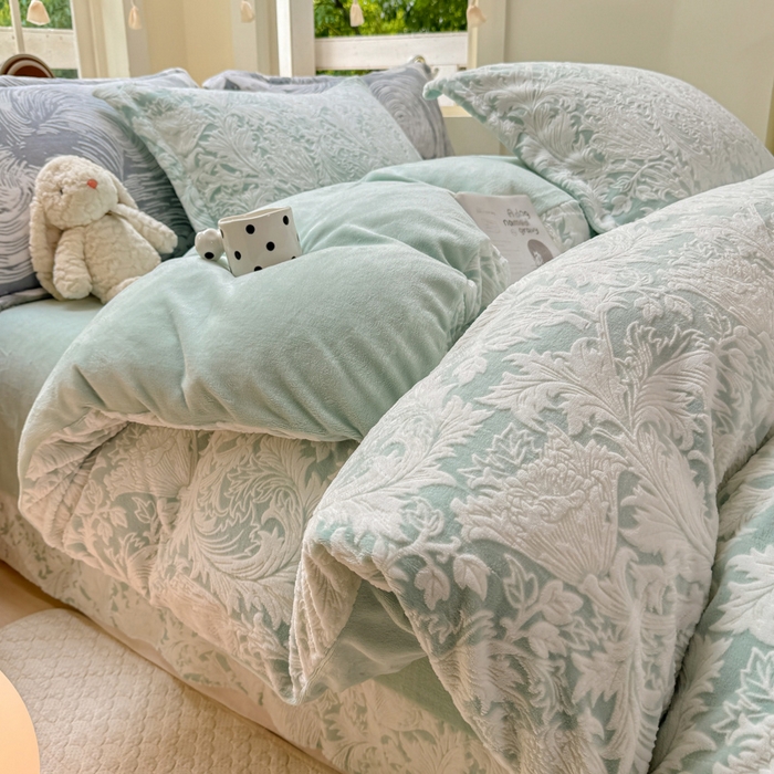 91家纺网 家纺一手货源 找家纺 梦莱斯 2024新款雕花牛奶绒四件套 青艾-青