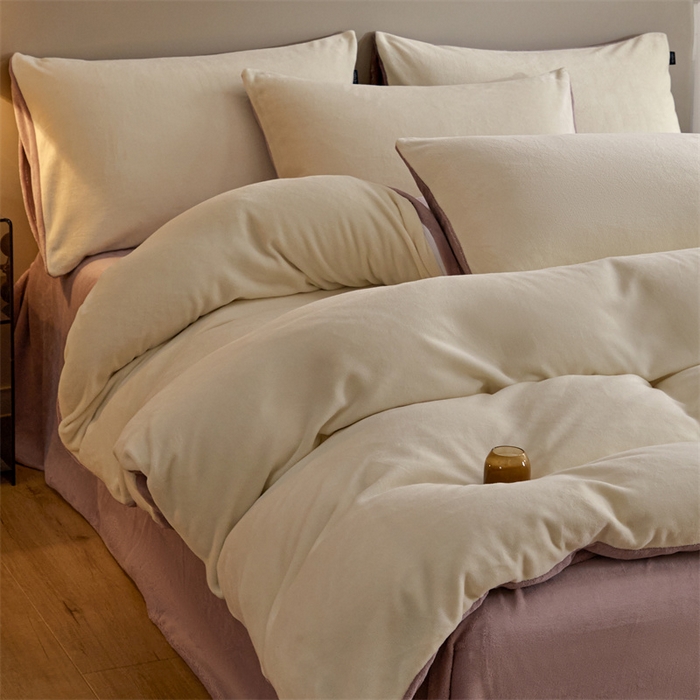 91家纺网 家纺一手货源 找家纺 凡客家居 2024新款A类加厚230克纯色双拼牛奶绒四件套 奶油黄+香芋紫