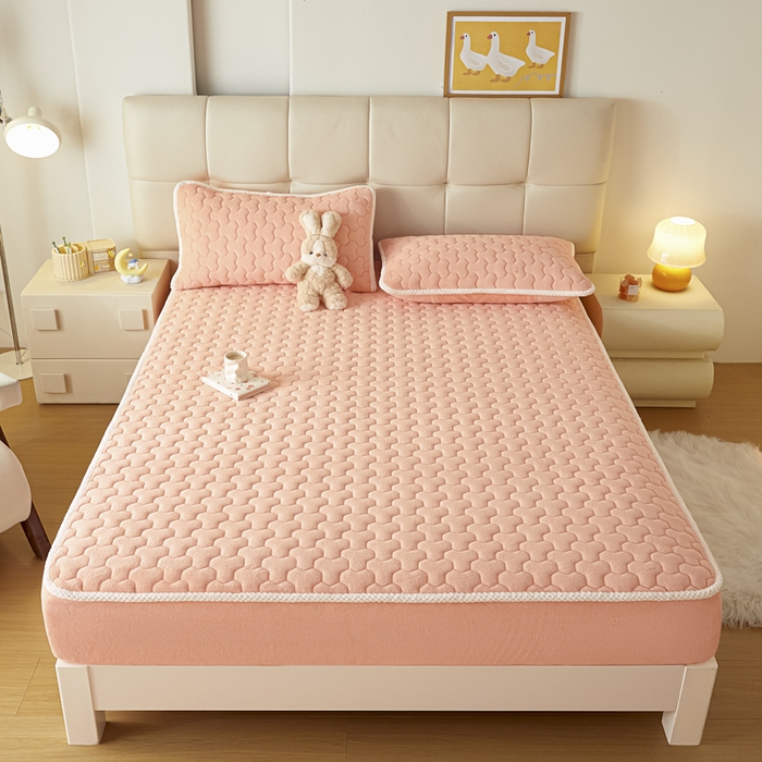 91家纺网 家纺一手货源 找家纺 雪云美 2024冬季新款加厚牛奶绒夹棉床笠三件套A类大豆床垫保护套纯色 牛奶绒--浅桔