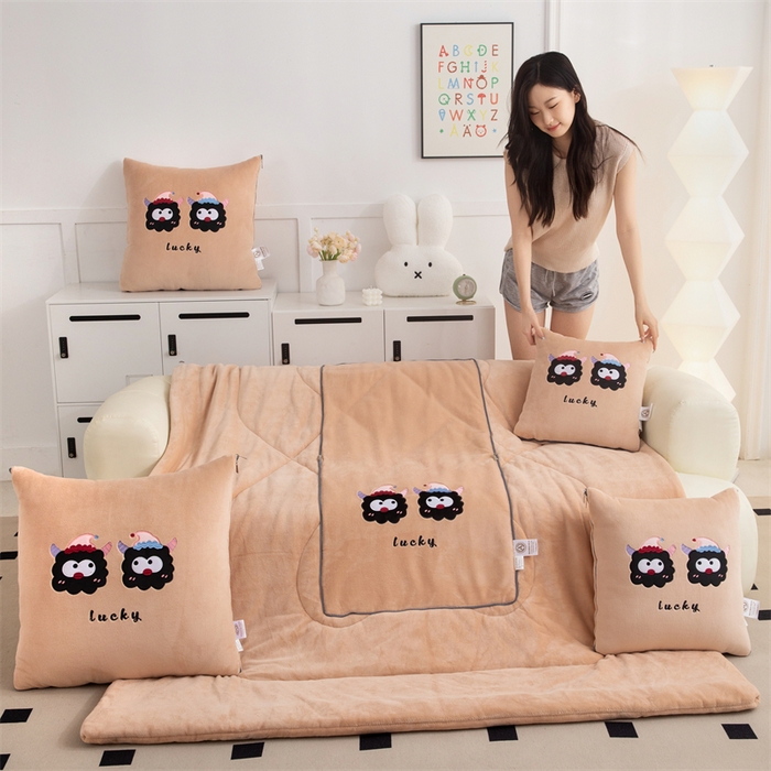 91家纺网 家纺一手货源 找家纺 2024新款牛奶绒动物乐园抱枕被 彩色煤球