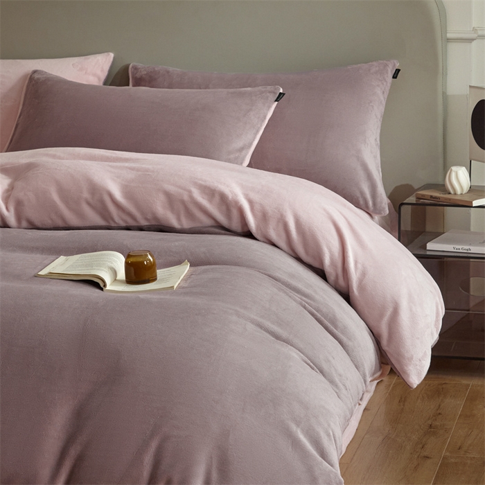 91家纺网 家纺一手货源 找家纺 凡客家居 2024新款A类加厚230克纯色双拼牛奶绒四件套 香芋紫+浅粉