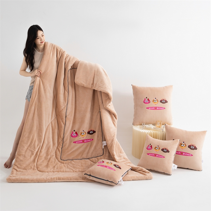 91家纺网 家纺一手货源 找家纺 2024新款牛奶绒动物乐园抱枕被 欢乐派对