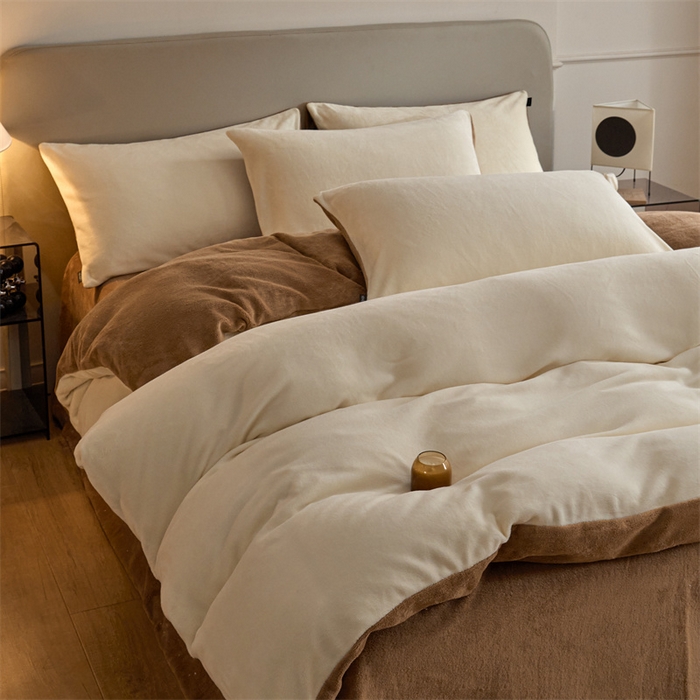 91家纺网 家纺一手货源 找家纺 凡客家居 2024新款A类加厚230克纯色双拼牛奶绒四件套 奶白+奶茶咖