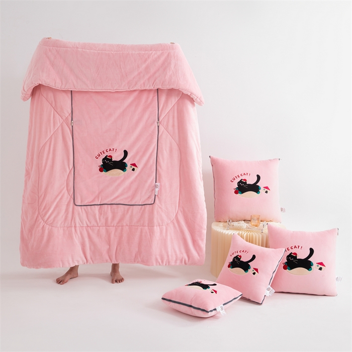 91家纺网 家纺一手货源 找家纺 2024新款牛奶绒动物乐园抱枕被 淘气猫咪