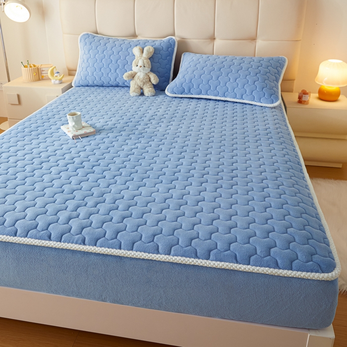 91家纺网 家纺一手货源 找家纺 雪云美 2024冬季新款加厚牛奶绒夹棉床笠三件套A类大豆床垫保护套纯色 牛奶绒--浅蓝