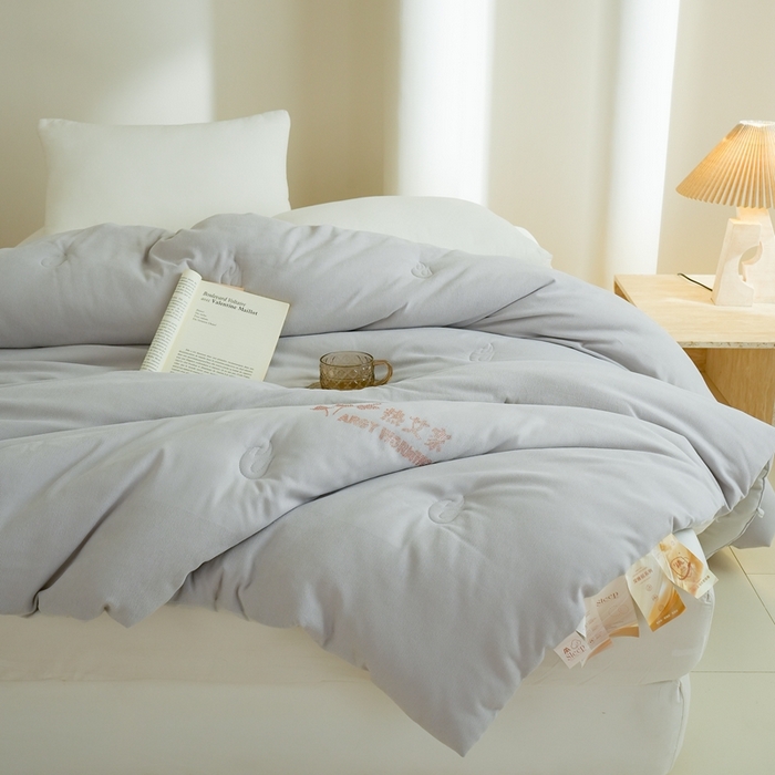 91家纺网 家纺一手货源 找家纺 丽卡家纺 2024新款热艾家春秋被 灰色