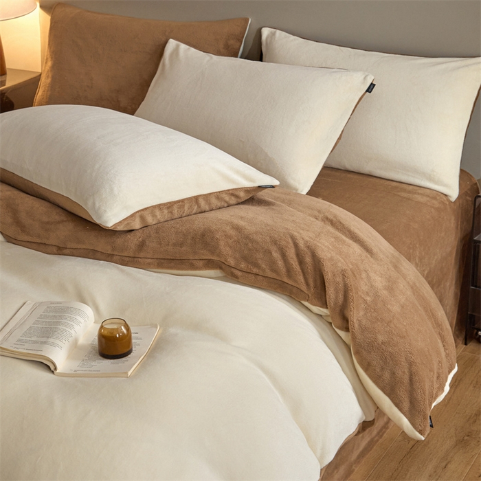 91家纺网 家纺一手货源 找家纺 凡客家居 2024新款A类加厚230克纯色双拼牛奶绒四件套 奶白+奶茶咖