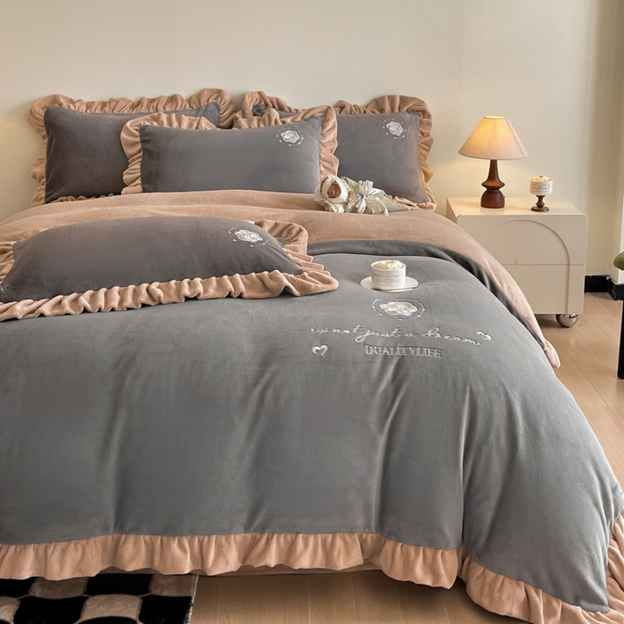 91家纺网 家纺一手货源 找家纺 露梦家纺 2025新款A类双面木耳花边加厚保暖牛奶绒刺绣款四件套-繁花系列（提供买家秀） 繁花-高级灰