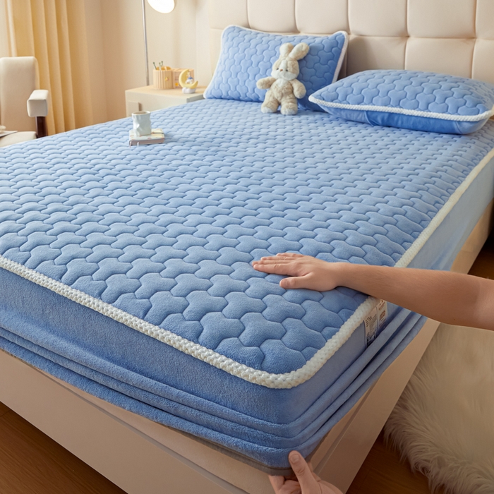 91家纺网 家纺一手货源 找家纺 雪云美 2024冬季新款加厚牛奶绒夹棉床笠三件套A类大豆床垫保护套纯色 牛奶绒--浅蓝