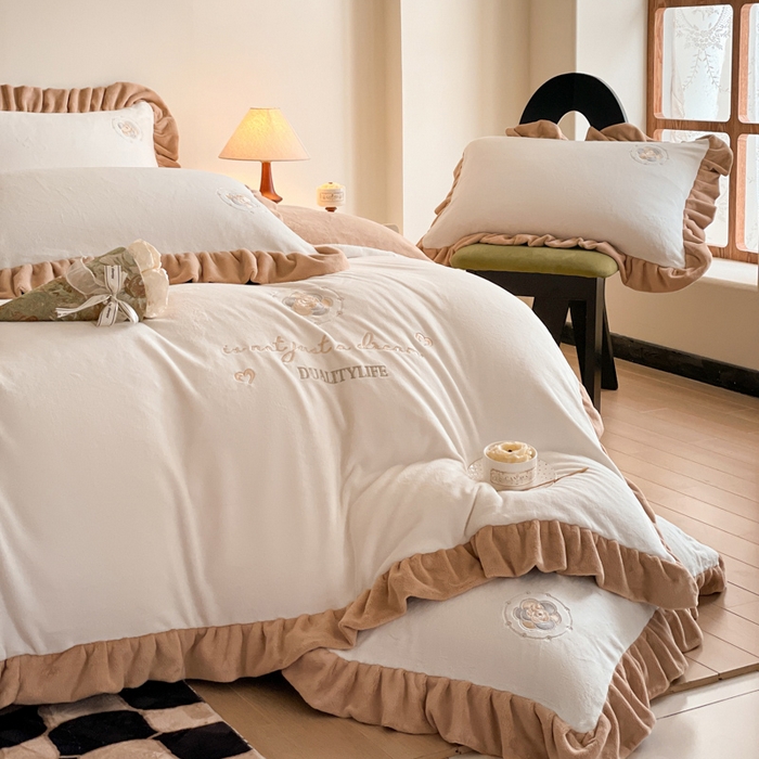 91家纺网 家纺一手货源 找家纺 露梦家纺 2025新款A类双面木耳花边加厚保暖牛奶绒刺绣款四件套-繁花系列（提供买家秀） 繁花-奶油白