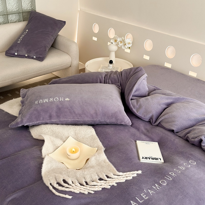 91家纺网 家纺一手货源 找家纺 潘朵拉家纺 2024新款字母绣花纯色系列牛奶绒四件套 穆斯 莫奈紫