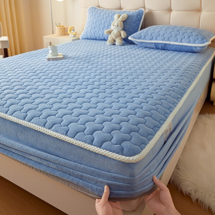 91家纺网 家纺一手货源 找家纺 雪云美 2024冬季新款加厚牛奶绒夹棉床笠三件套A类大豆床垫保护套纯色 牛奶绒--浅蓝