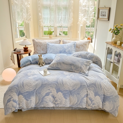 91家纺网 家纺一手货源 找家纺 梦莱斯 2024新款雕花牛奶绒四件套 浪花-天空蓝