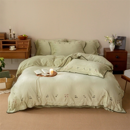 泽西家纺2024秋冬高端加厚保暖A类蚕丝绒刺绣贝壳边牛奶绒四件套-樱桃之玥 樱桃之玥-绿矾