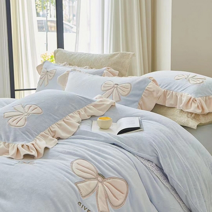 91家纺网 家纺一手货源 找家纺 2024新款甜美风加厚牛奶绒四件套-CoCo小姐 Coco小姐 远山蓝