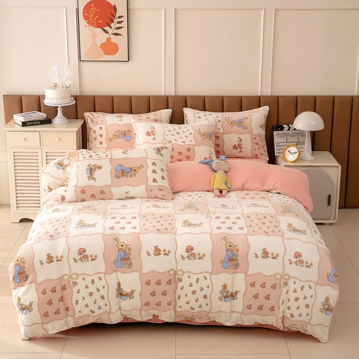 91家纺网 家纺一手货源 找家纺 乐居坊 2024新款高克重牛奶绒印花保暖四件套 奶油兔-粉