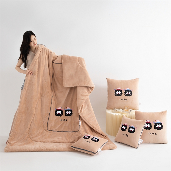 91家纺网 家纺一手货源 找家纺 2024新款牛奶绒动物乐园抱枕被 彩色煤球