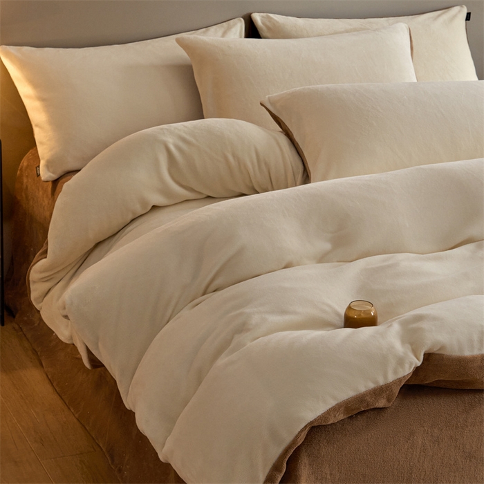 91家纺网 家纺一手货源 找家纺 凡客家居 2024新款A类加厚230克纯色双拼牛奶绒四件套 奶白+奶茶咖