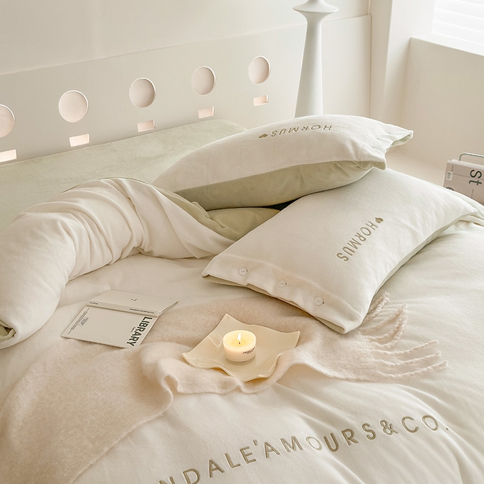 91家纺网 家纺一手货源 找家纺 潘朵拉家纺 2024新款字母绣花纯色系列牛奶绒四件套 穆斯 白+绿