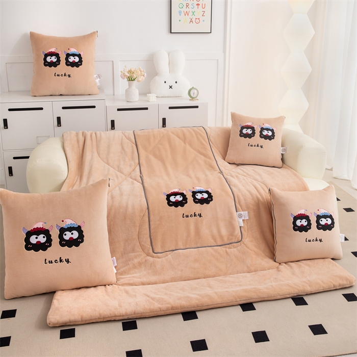 91家纺网 家纺一手货源 找家纺 2024新款牛奶绒动物乐园抱枕被 彩色煤球
