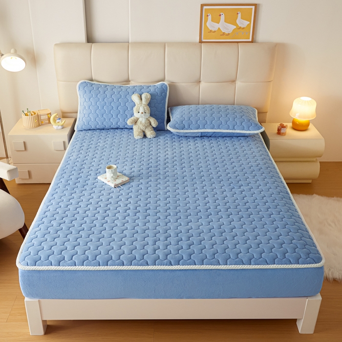 91家纺网 家纺一手货源 找家纺 雪云美 2024冬季新款加厚牛奶绒夹棉床笠三件套A类大豆床垫保护套纯色 牛奶绒--浅蓝