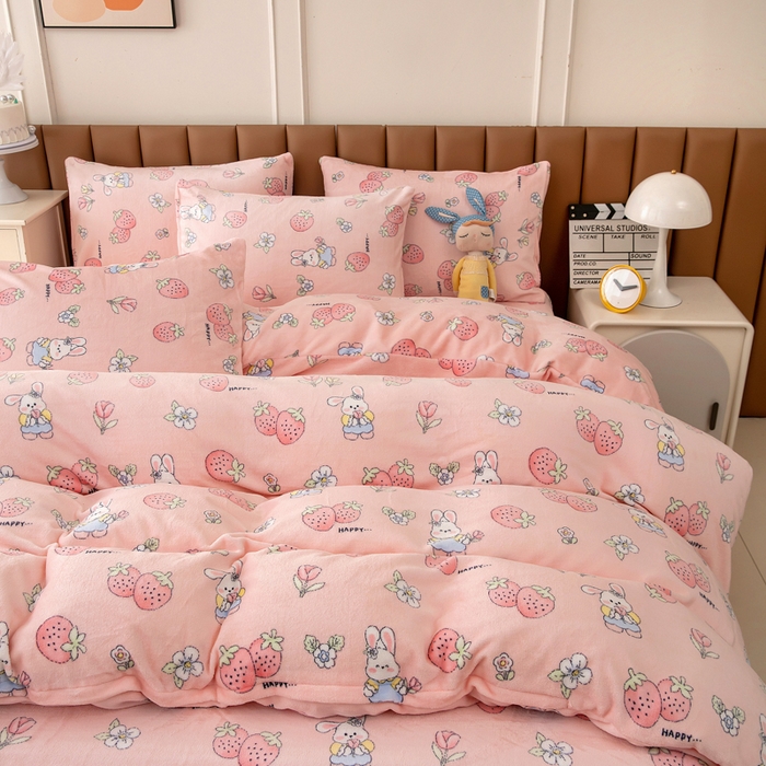 91家纺网 家纺一手货源 找家纺 乐居坊 2024新款高克重牛奶绒印花保暖四件套 草莓兔-粉