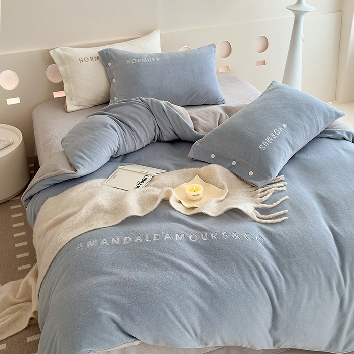 91家纺网 家纺一手货源 找家纺 潘朵拉家纺 2024新款字母绣花纯色系列牛奶绒四件套 穆斯 蓝+灰