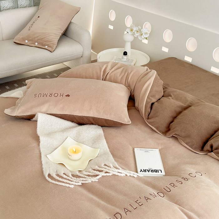 91家纺网 家纺一手货源 找家纺 潘朵拉家纺 2024新款字母绣花纯色系列牛奶绒四件套 穆斯 曲奇咖