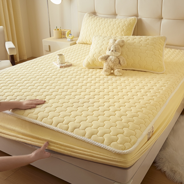 91家纺网 家纺一手货源 找家纺 雪云美 2024冬季新款加厚牛奶绒夹棉床笠三件套A类大豆床垫保护套纯色 牛奶绒--浅黄