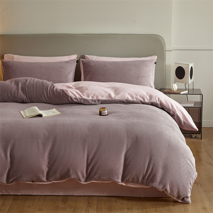 91家纺网 家纺一手货源 找家纺 凡客家居 2024新款A类加厚230克纯色双拼牛奶绒四件套 香芋紫+浅粉