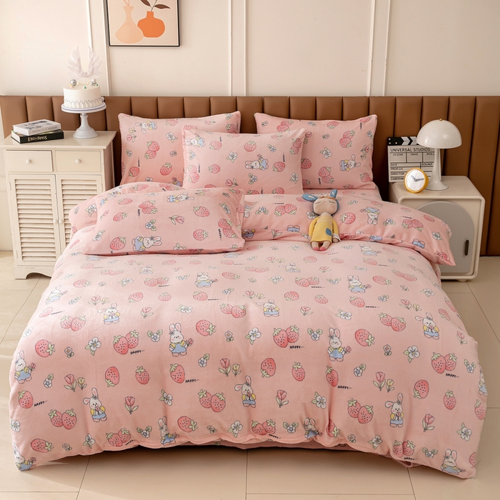 91家纺网 家纺一手货源 找家纺 乐居坊 2024新款高克重牛奶绒印花保暖四件套 草莓兔-粉