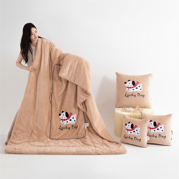 91家纺网 家纺一手货源 找家纺 2024新款牛奶绒动物乐园抱枕被 幸运崽崽