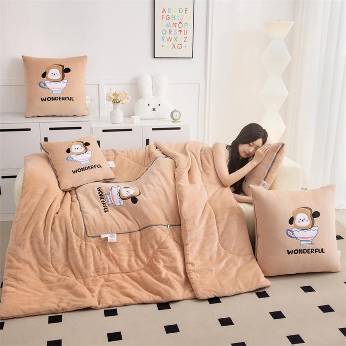 91家纺网 家纺一手货源 找家纺 2024新款牛奶绒动物乐园抱枕被 杯子幼崽