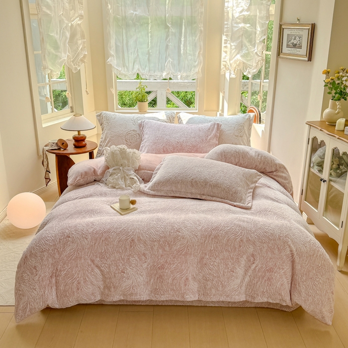 91家纺网 家纺一手货源 找家纺 梦莱斯 2024新款雕花牛奶绒四件套 肌理纹-奈雪粉