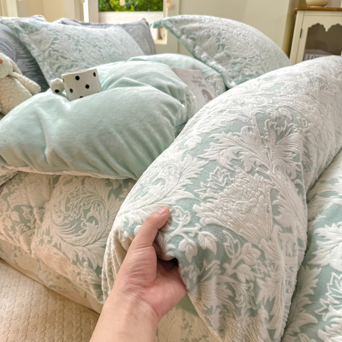 91家纺网 家纺一手货源 找家纺 梦莱斯 2024新款雕花牛奶绒四件套 青艾-青