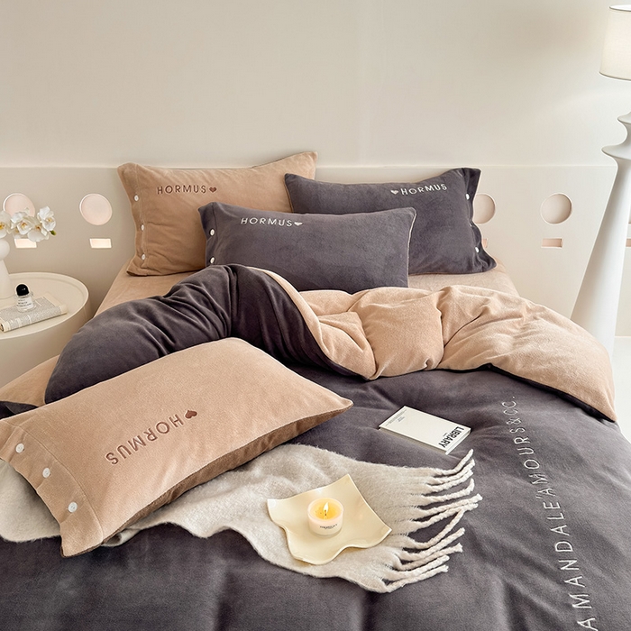 91家纺网 家纺一手货源 找家纺 潘朵拉家纺 2024新款字母绣花纯色系列牛奶绒四件套 穆斯 灰+咖