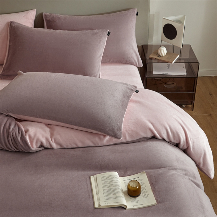 91家纺网 家纺一手货源 找家纺 凡客家居 2024新款A类加厚230克纯色双拼牛奶绒四件套 香芋紫+浅粉